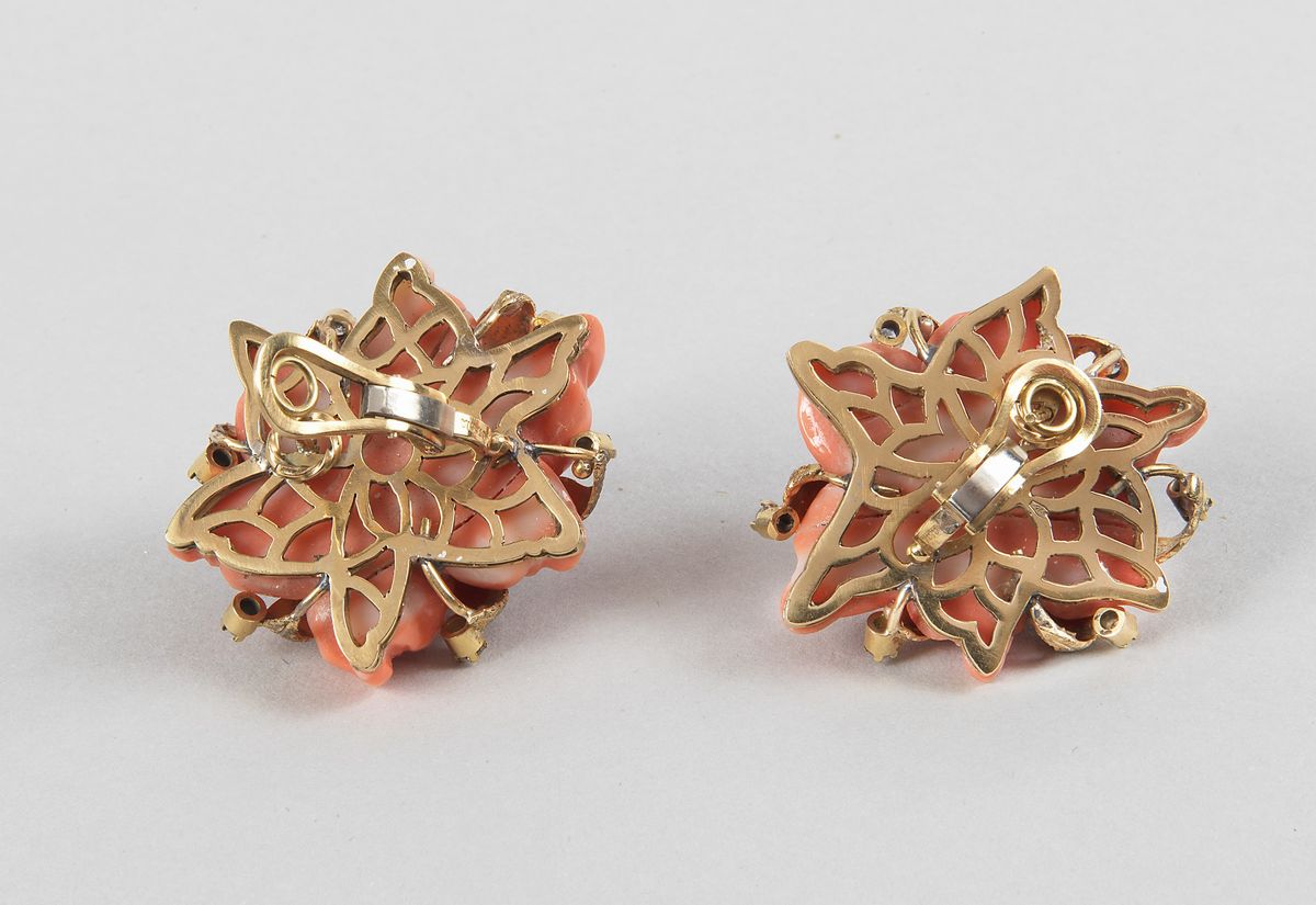 Coppia di orecchini a fiore in corallo rosa, oro giallo 750 e 12 piccoli diamanti. Peso totale gr...