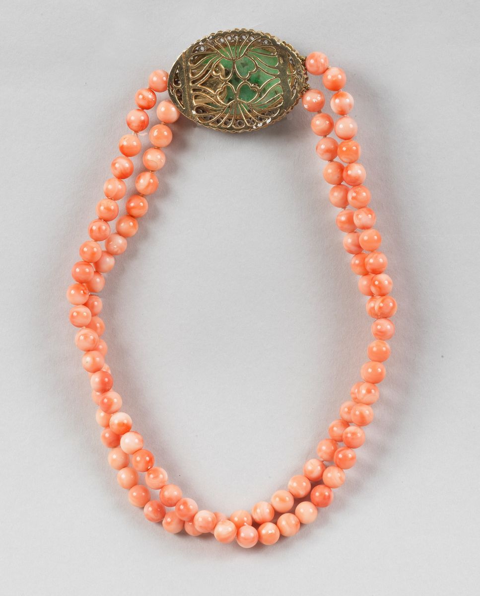 Collana girocollo a 2 fili di coralli rosa con chiusura gioiello in oro giallo 750 con giada inci...