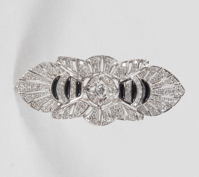Spilla in oro bianco 750 disegno Decò con serie di brillanti e smalti, utilizzabile anche come fe...