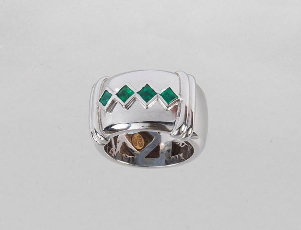 750 white gold band ring with 4 small carrè-cut emeralds. About 20.30 grams. Measure 16.