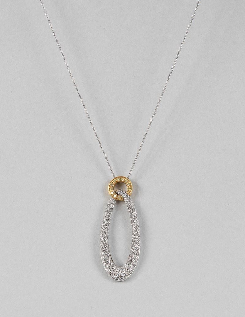Catenina girocollo in oro bianco 750 con pendente ovale in oro bianco e oro giallo con pavè di di...