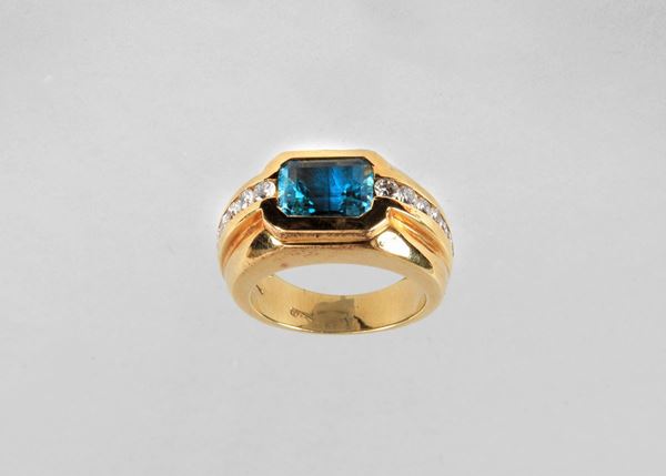 750 yellow gold ring with central topaz and set of brilliant cut diamonds. About 15.50 grams, diamonds Ct. About 0.50. Measure 12.