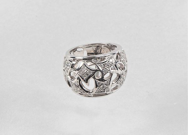 Anello in oro bianco 750 a fascia traforata con serie di piccoli diamanti taglio brillante. Gr. 11,70 circa, Ct. 0,90 circa. Misura 13.
