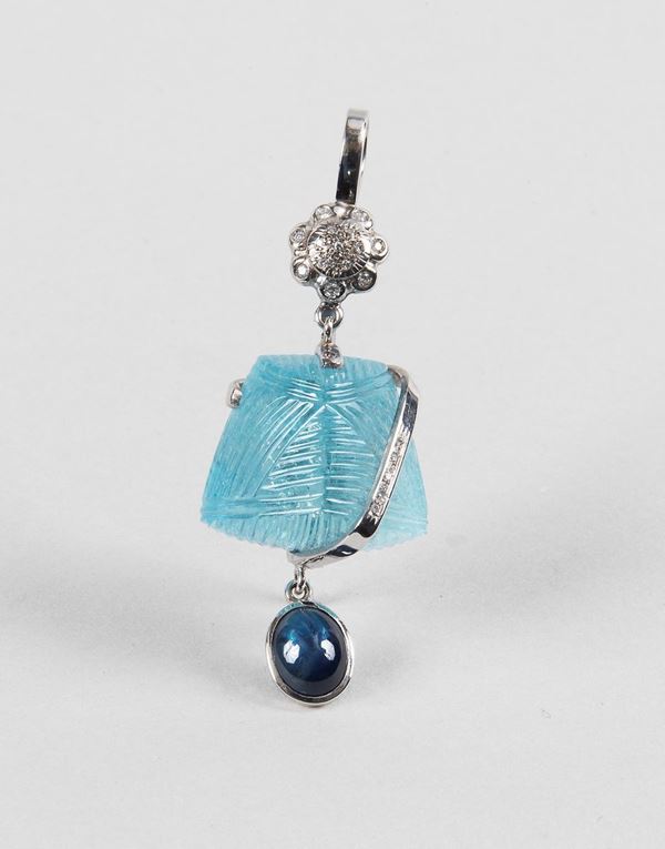Pendant in 750 white gold with engraved aquamarine, brilliant cut diamonds and cabochon corundum. Total weight gr. About 19.90.  - Auction FINE ART TIMED AUCTION and Furniture of Casale in Maremma and Private Collections. - Gelardini Aste Casa d'Aste Roma