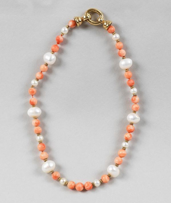 Choker necklace with corals and freshwater pearls, 750 yellow gold clasp. Length 41 cm.