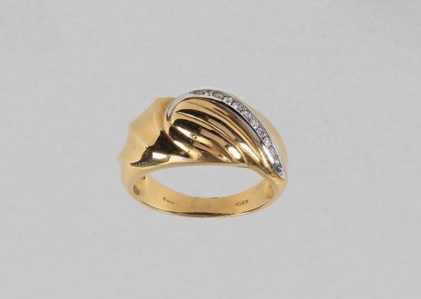 750 yellow gold ring with row of brilliant cut diamonds. About 4.90 g, Ct. About 0.12. Measure 14.