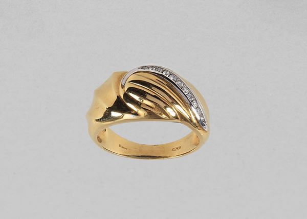 Anello in oro giallo 750 con fila di diamanti taglio brillante. Gr. 4,90 circa, Ct. 0,12 circa. Misura 14.