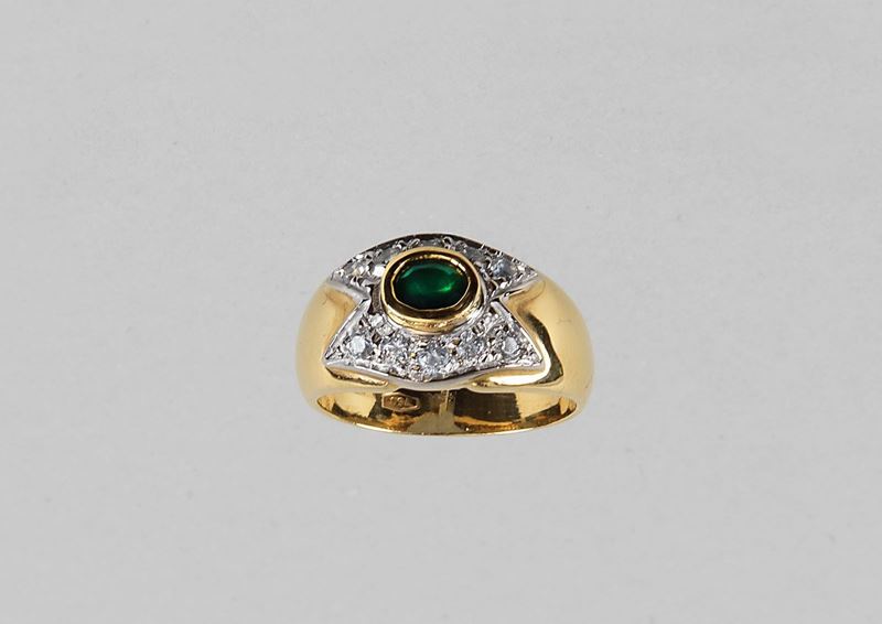 Anello in oro giallo 750 con serie di zirconia cubica e piccola pietra centrale. Gr. 6,30 circa. ...