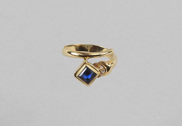 Snake ring in 750 yellow gold with natural semi-precious gemstone and small brilliant cut diamonds. About 4.5 g, size 17.