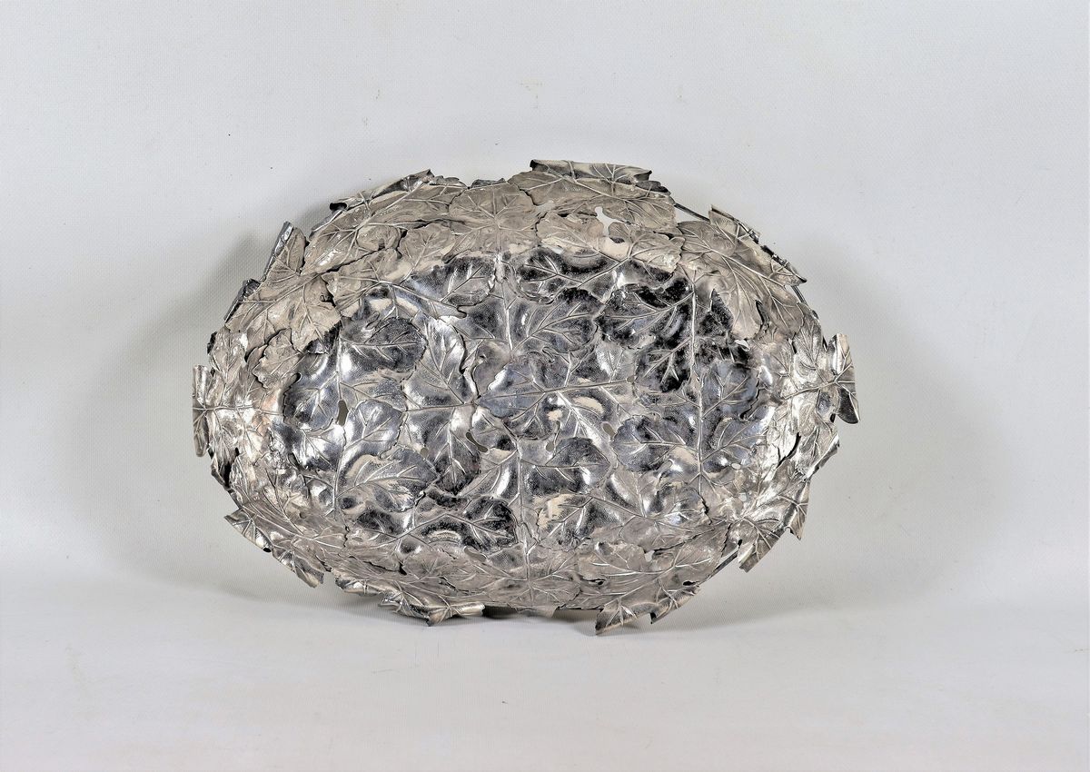 Cesto ovale in argento lavorato a foglie sovrapposte gr. 1080