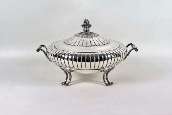 Large tureen in chiseled and embossed silver with two handles, pineapple-shaped pommel and four curved feet gr. 2050