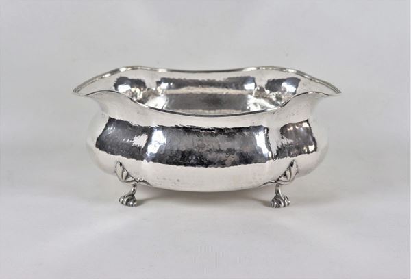 Antique oval-shaped centerpiece in hand-beaten silver, supported by four feet gr. 1130