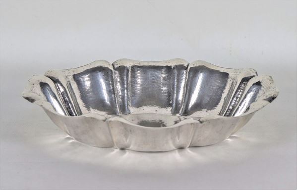 Fruttiera ovale in argento martellato con bordo centinato gr. 500