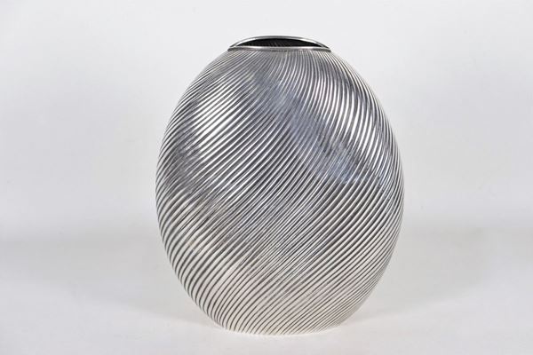 Oval vase in 925 Sterling silver entirely embossed with concentric spiral motifs gr. 1980