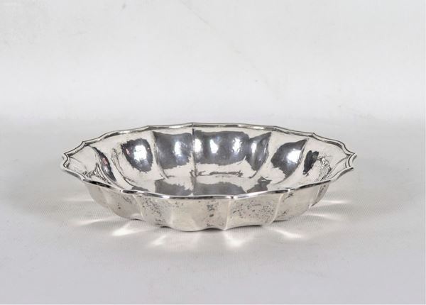 Round silver bonbon holder with embossed arched edge gr. 300