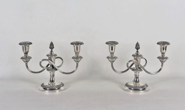 Coppia di candelabri in argento cesellato e sbalzato gr. 1170