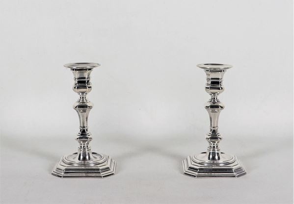 Pair of small candlesticks in chiseled and embossed silver gr. About 480