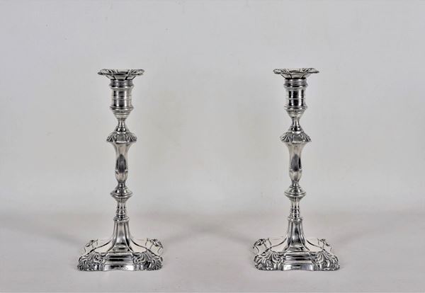 Pair of silver candlesticks, George V period, chiseled and embossed with palmette motifs gr. About 600