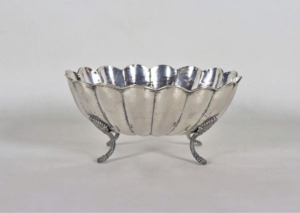 Portabonbon ovale in argento con bordo sagomato, sorretto da quattro piedini leonini gr. 330