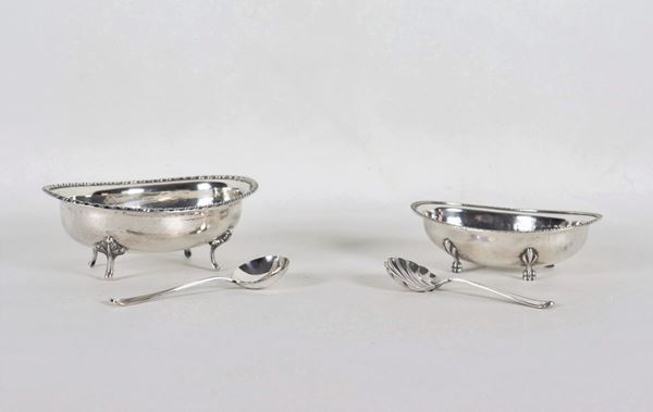 Lot of two oval silver bowls with two ladles, four curved legs each gr. 330