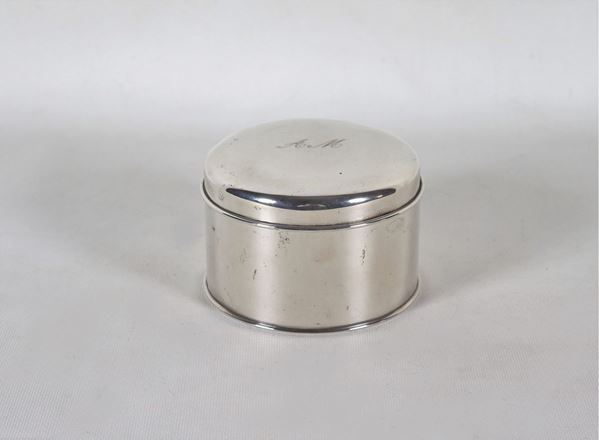 Round silver box for tobacco, on the lid engraved monogram gr. 270