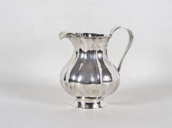 Pitcher in hammered and embossed silver with curved handle gr. 490