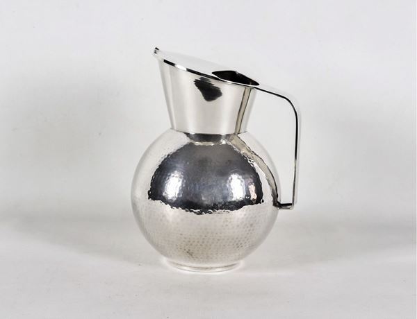 Smooth and hammered silver pitcher gr. 990