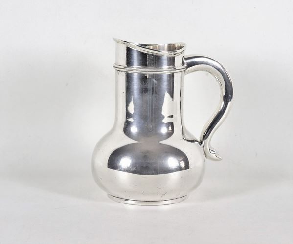 Smooth silver pitcher with curved handle gr. 700