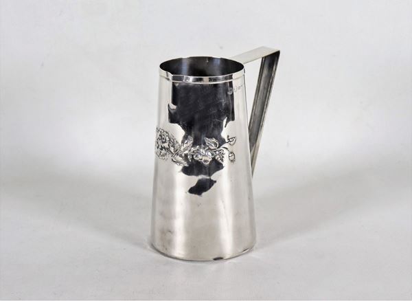 Silver jug with embossed flowers in relief gr. 280