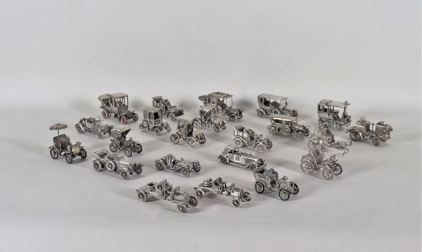 Collection of twenty-one models of antique vintage cars and a silver gig (22 pcs) gr. 2540