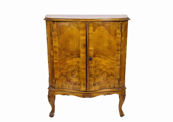 Venetian sideboard of the Louis XV line in walnut with inlaid boxwood threads