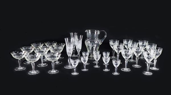 Rimanenza di antico servizio di bicchieri in cristallo inciso (32 pz)