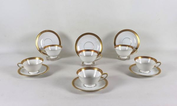 Lotto di sei tazze da tè con piattini in porcellana bianca tedesca con manici e bordi in oro zecchino