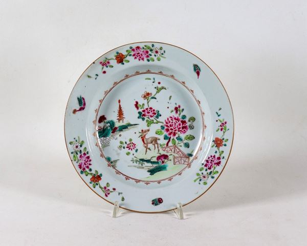 Piatto in porcellana Compagnie delle Indie con decorazioni a rilievo in smalti policromi a motivi di fiori e animali orientali