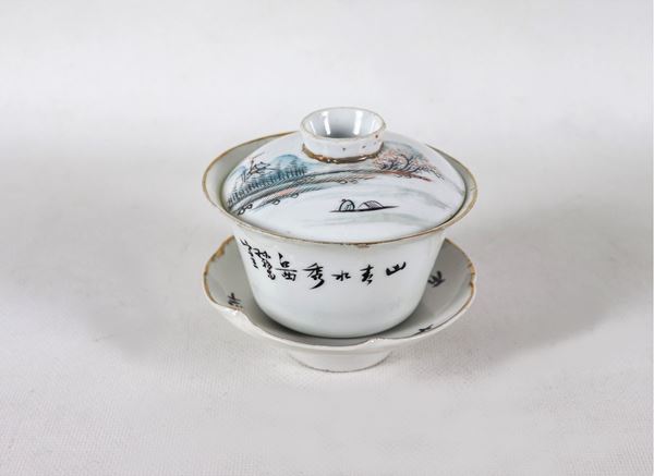 Antica tazza da zuppa giapponese in porcellana con decorazioni variopinte a motivi di paesaggi orientali