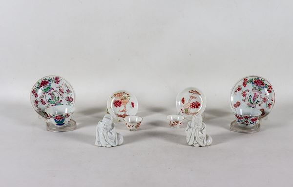 Lot in polychrome Chinese porcelain of four sake cups with saucers and two "Sages" shaped salt shakers (6 pcs)
