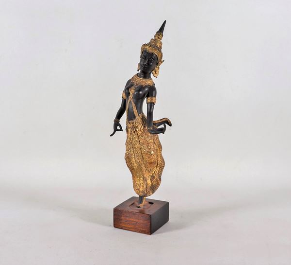 Scultura orientale in bronzo dorato e patinato "Divinità"