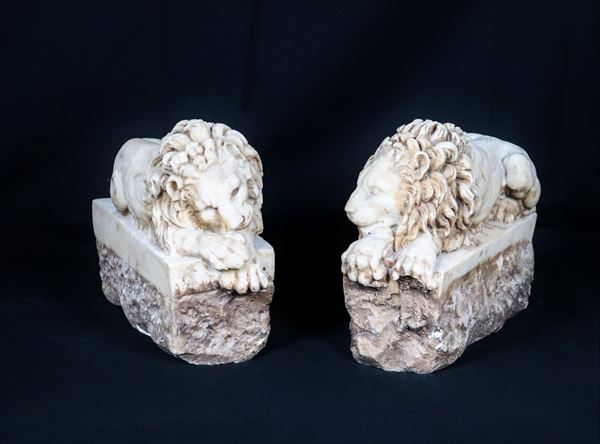 Pair of small marble sculptures "Lions"
