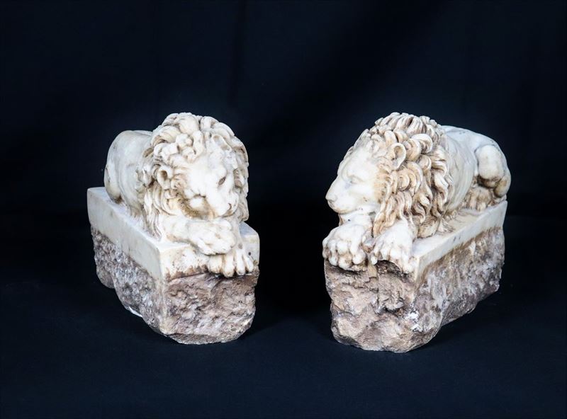 Coppia di piccole sculture in marmo "Leoni"
