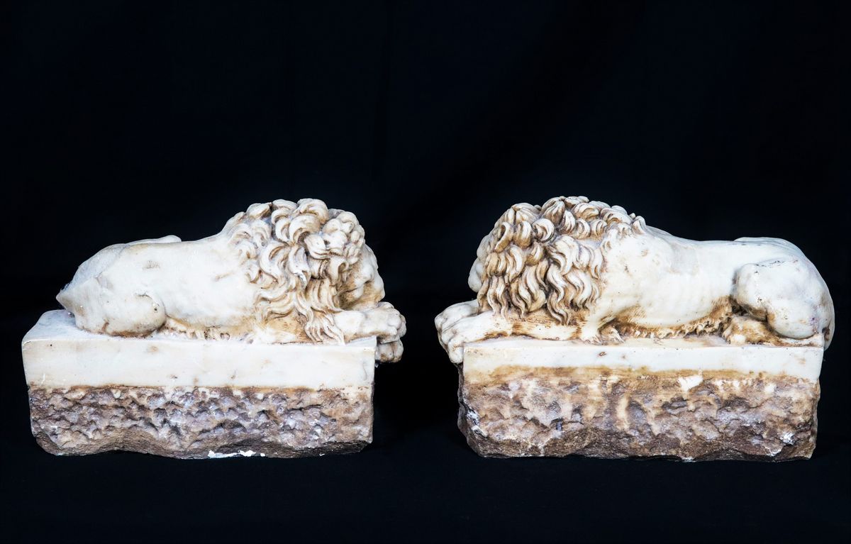 Coppia di piccole sculture in marmo "Leoni"