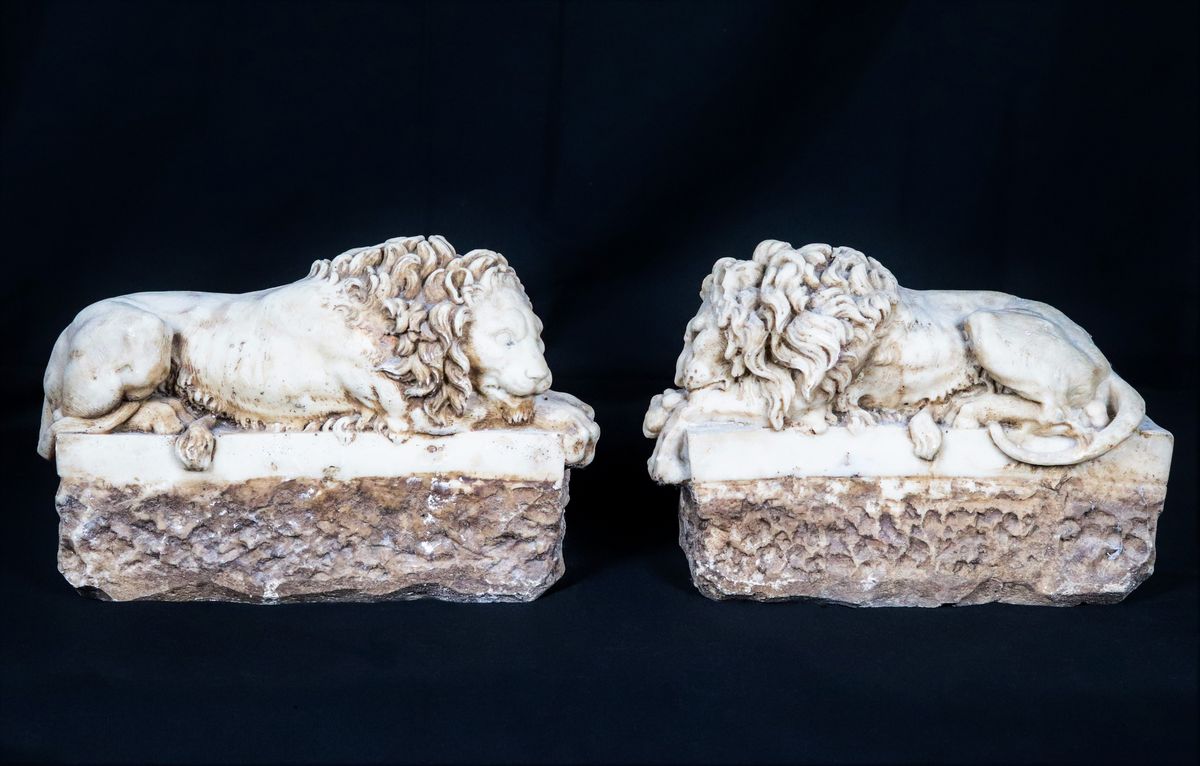 Coppia di piccole sculture in marmo "Leoni"