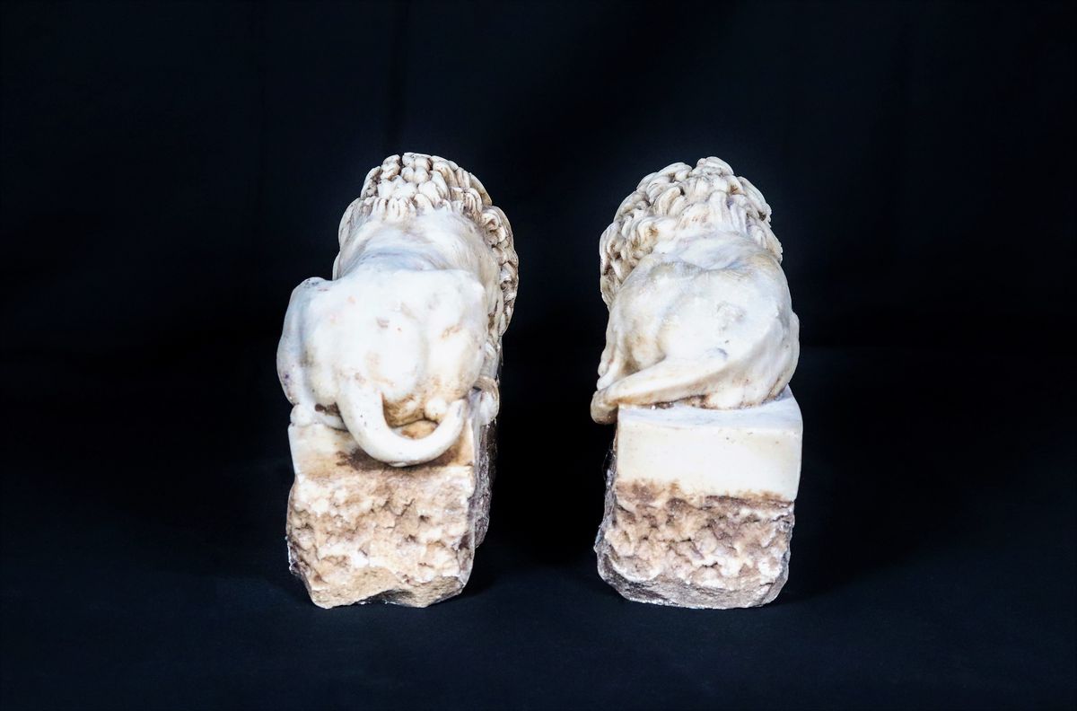 Coppia di piccole sculture in marmo "Leoni"