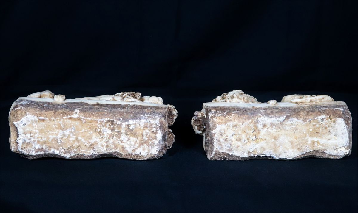 Coppia di piccole sculture in marmo "Leoni"