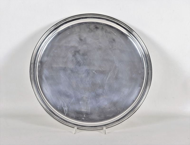 Grande vassoio da portata tondo in argento con bordo sbalzato gr. 1150