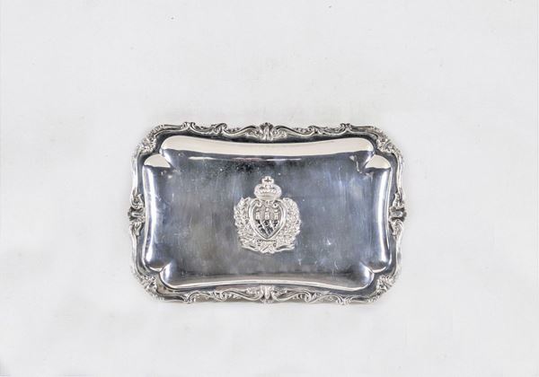 Rectangular tray mail holder in silver title 925 with chiseled and embossed edge with scrolls and shells, on the bottom in the center of the noble coat of arms in relief, supported by four feet gr. 660