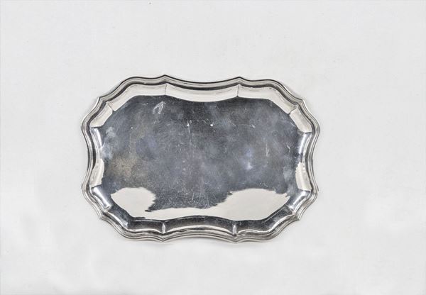Vassoio rettangolare portaposta in argento con bordo sbalzato e centinato gr. 390
