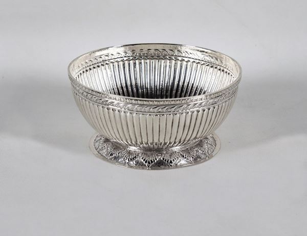900 title silver bowl chiseled and embossed with pods and palmettes gr. 770