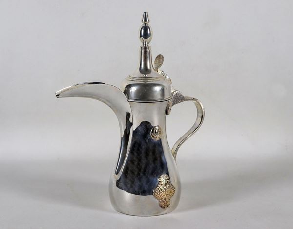 Large oriental coffee pot in silver title 925 with golden applications gr. 1260