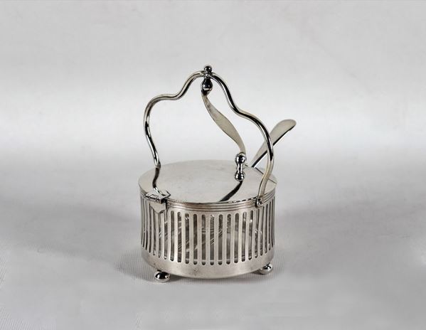 Chiseled and perforated silver metal cheese bowl with crystal tray
