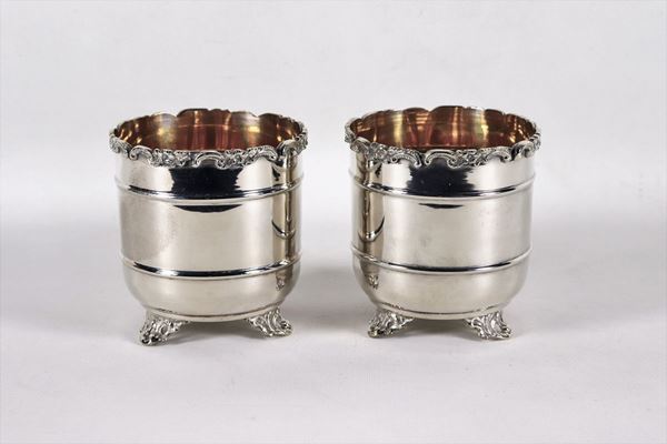 Pair of English Sheffield plant pots with embossed and chiseled edges and feet, interior in vermeil